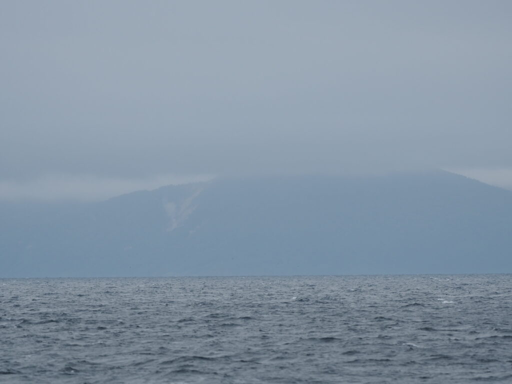 知床沖から見た歯舞群島の一部。本当ならここでシャチが見れるはずだった。