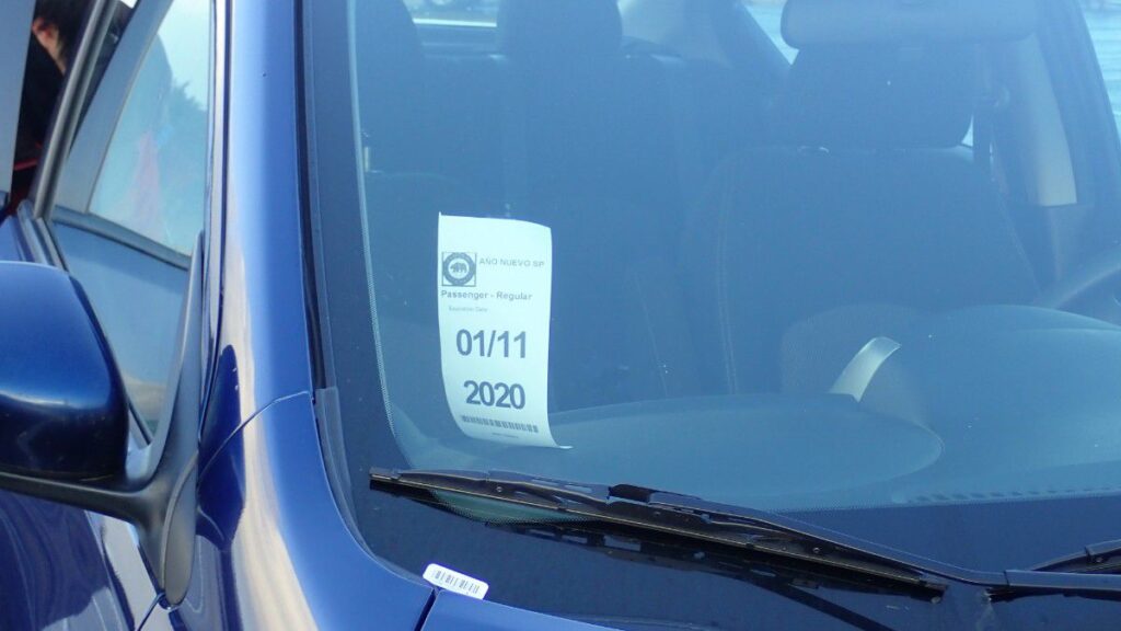駐車料金を支払った証明にレシートをガラスに貼っておくこと。